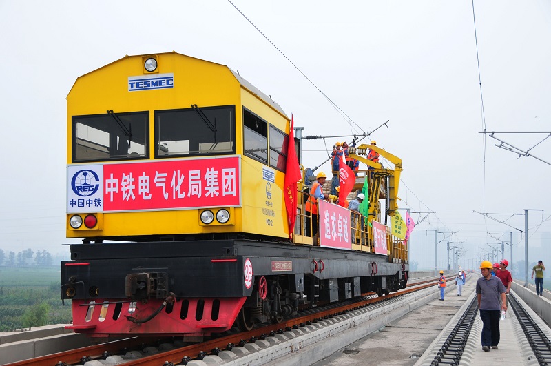 1-2  圖為津秦鐵路客運專線接觸網(wǎng)導線架設作業(yè)現(xiàn)場。 李朝臻攝.jpg