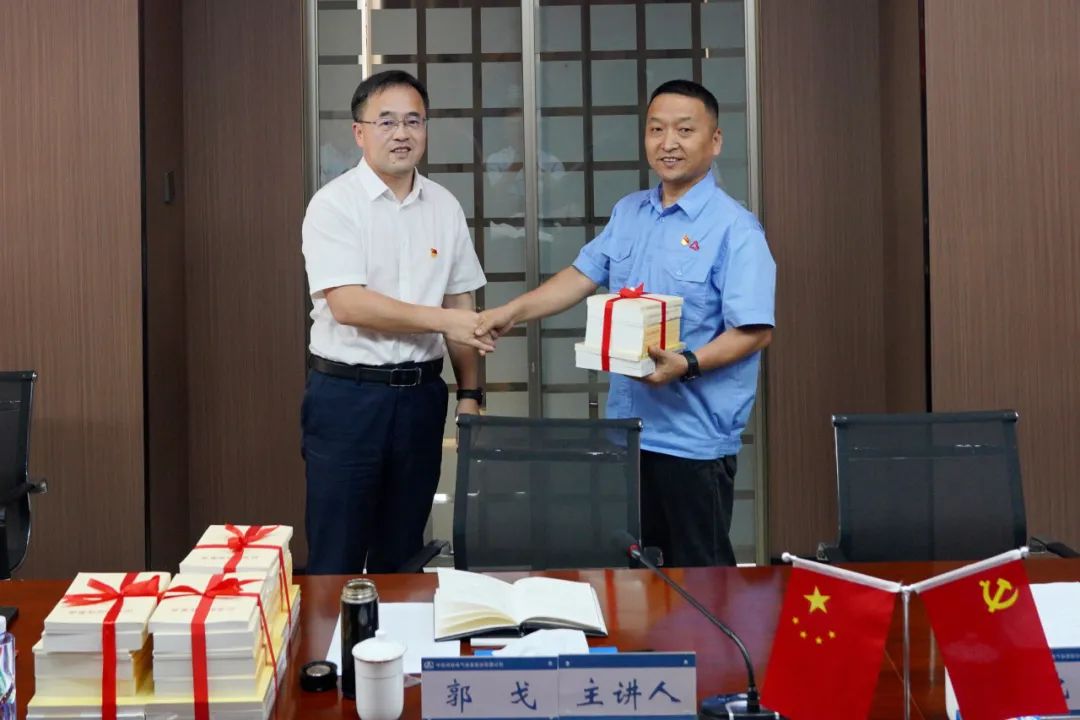 071691367106714211.jpeg 郭戈向聯(lián)系點(diǎn)支部贈書.jpg