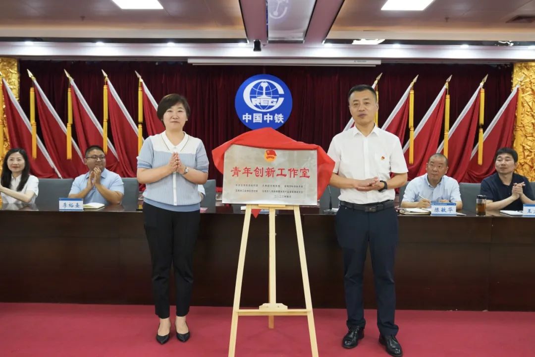 071691371740305157.jpeg 班景平與高婷為青年創(chuàng)新工作室揭牌.jpg