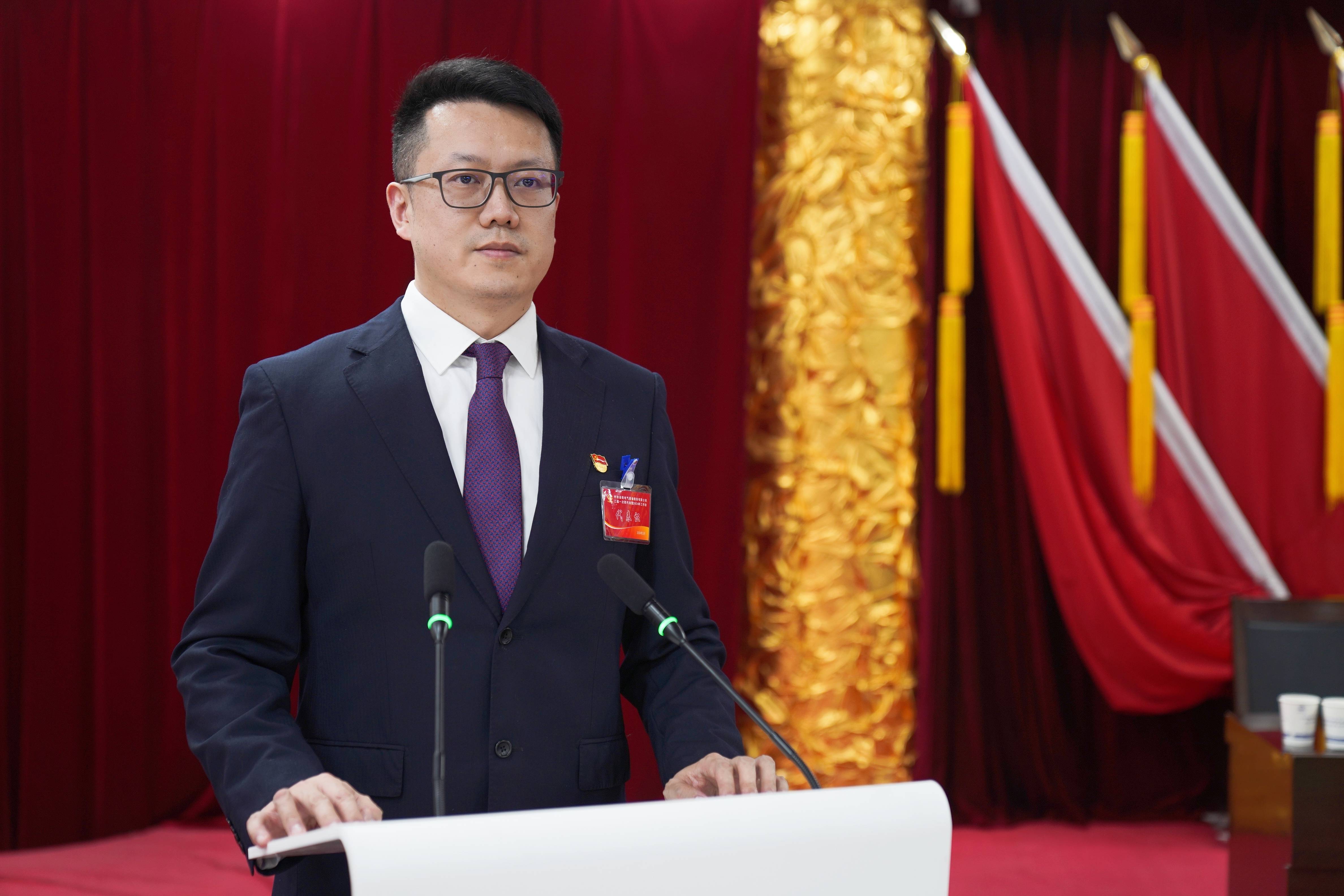 311711860869829294.jpeg 李鳴站姿.jpg