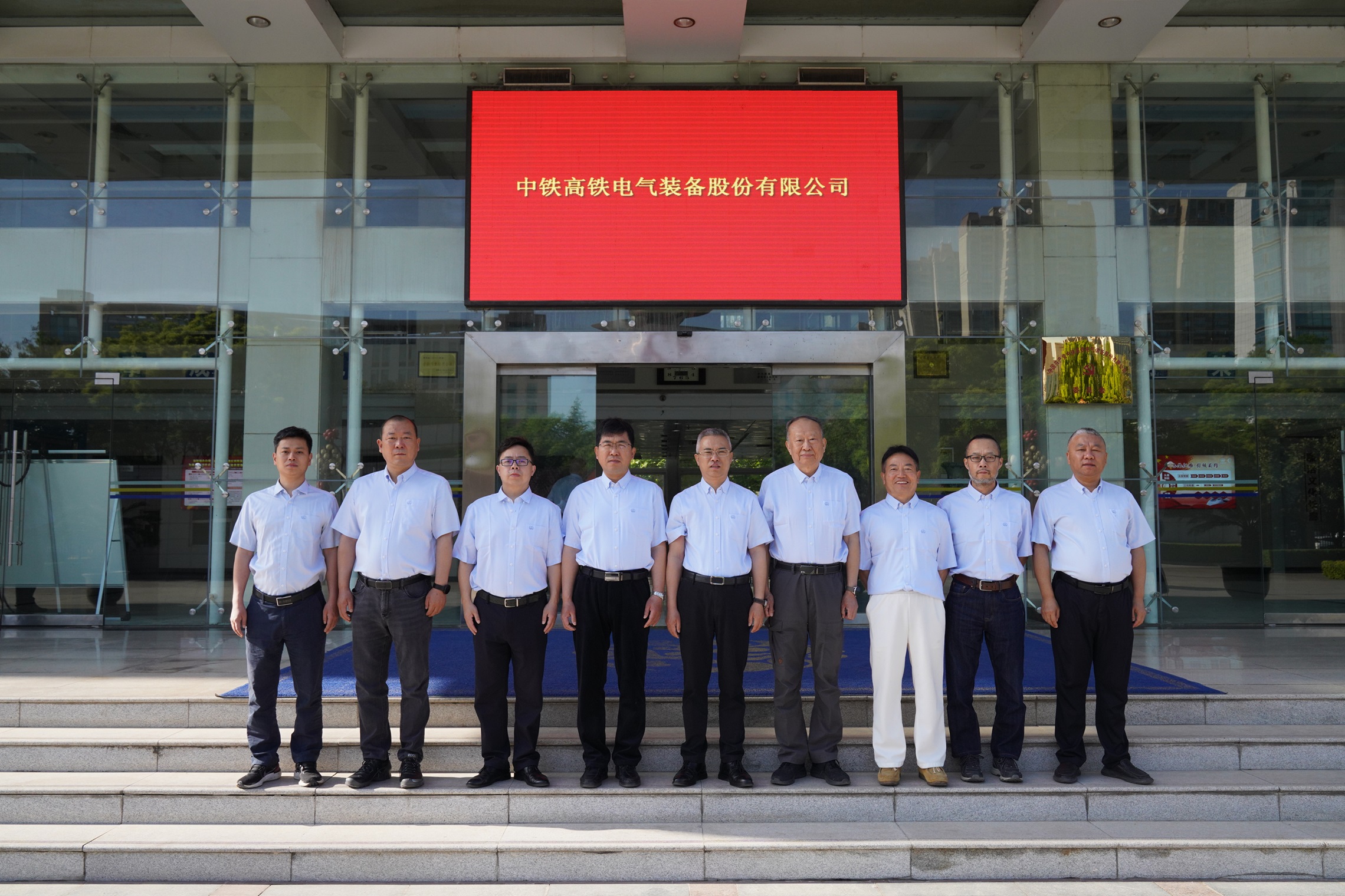 311730354215704647.jpeg 董事會(huì)合影 - 副本.jpg